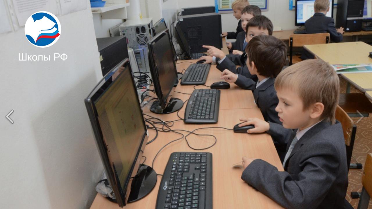 Урок информатики. Класс с компьютерами. Информатика урок. Школьники на информатике. Типичный урок информатики.