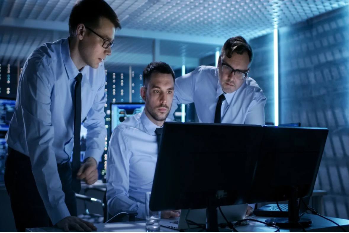 Будущий айтишник\. It технологии. Люди в офисе. Программист. Человек в офисе за компьютером.